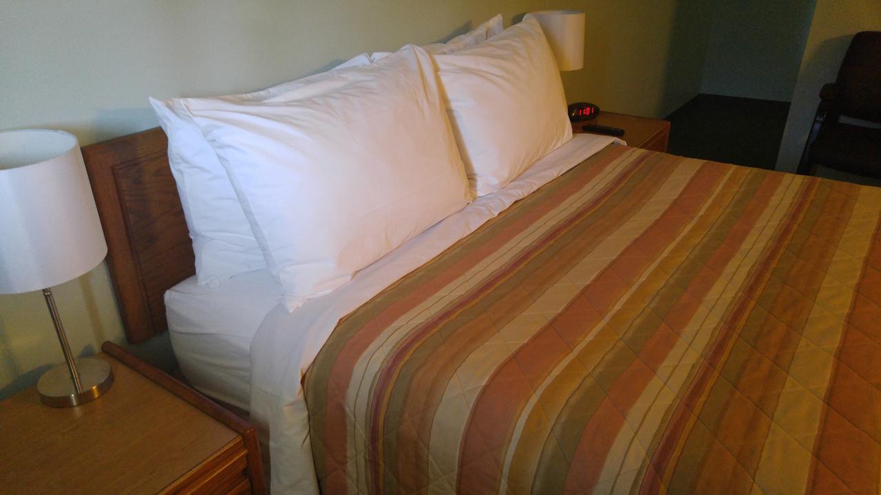 Robber'S Roost Motel New Hazelton Bagian luar foto